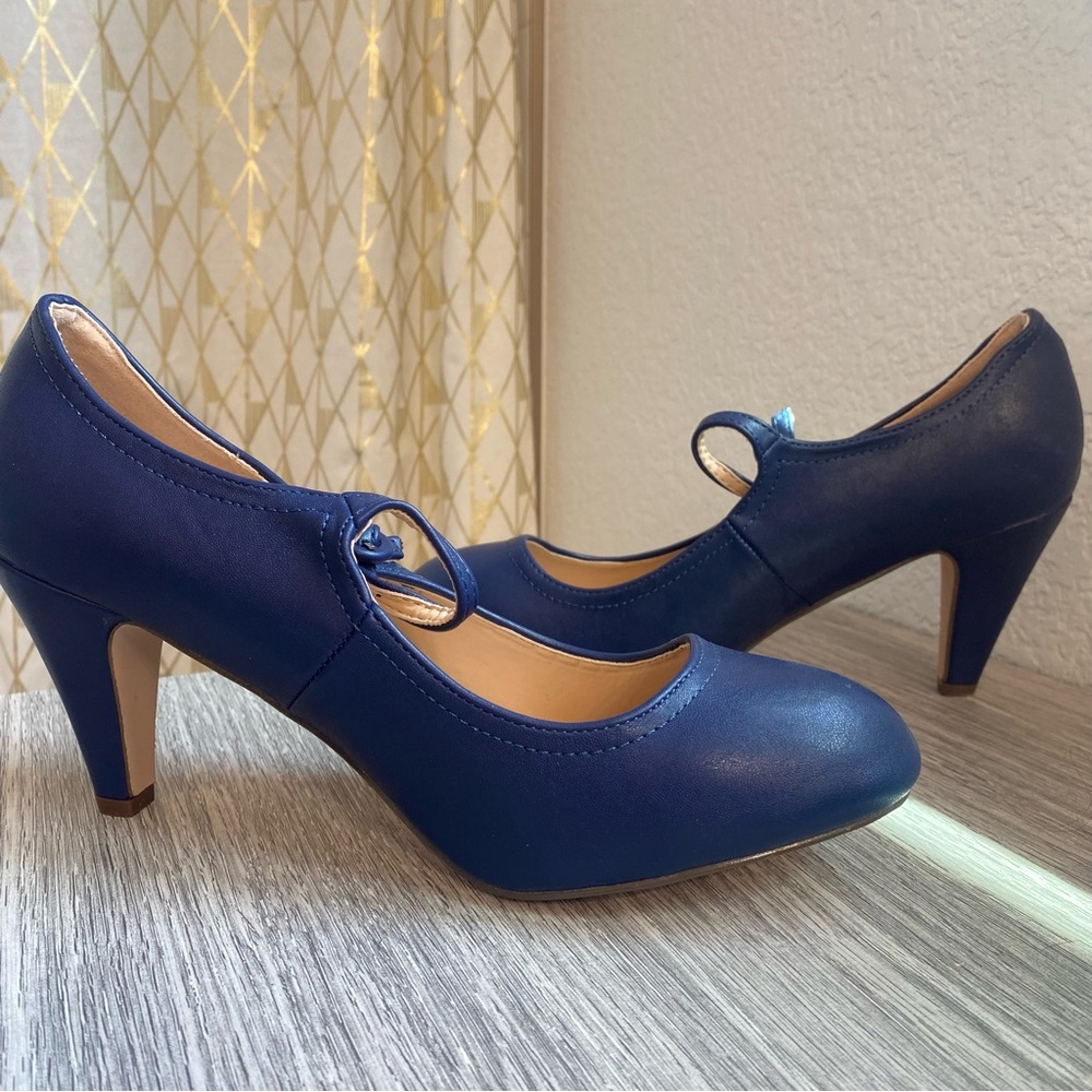 Size 10:  Retro inspired Mary Jane Blue Pumps